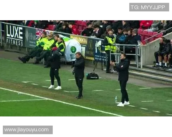 查尔顿与巴恩克力的精彩对决揭示英冠联赛的激烈竞争与球队实力较量 查尔顿与巴恩克力的精彩对决揭示英冠联赛的激烈竞争与球队实力较量