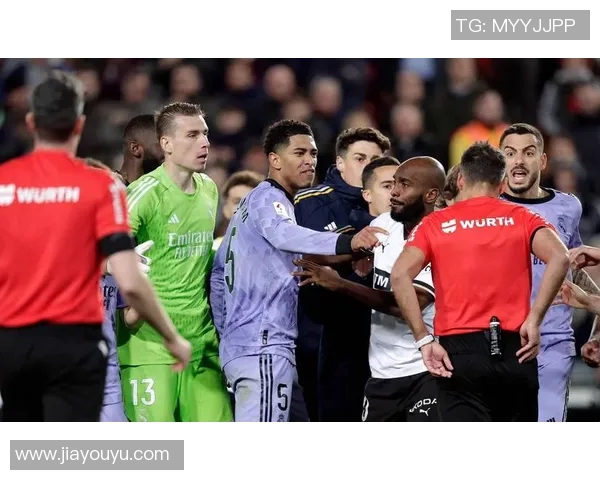 尤文图斯对阵瓦伦西亚比赛裁判表现引发热议球迷和专家各抒己见