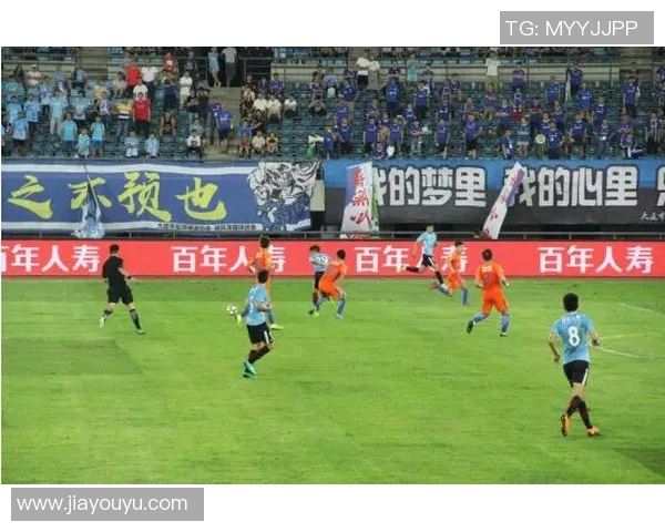 上港与大连精彩对决集锦回顾赛场瞬间尽显足球魅力与激情 上港与大连精彩对决集锦回顾赛场瞬间尽显足球魅力与激情