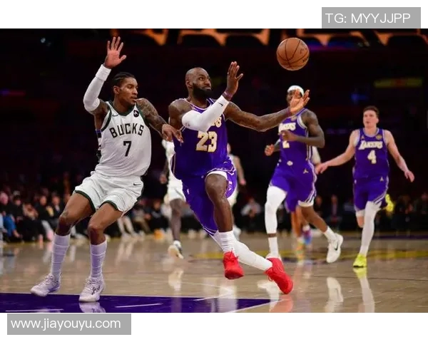 湖人对阵雄鹿比赛球员数据全面分析与对比 湖人对阵雄鹿比赛球员数据全面分析与对比