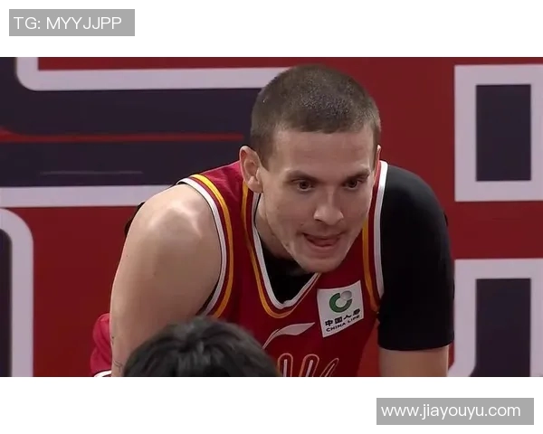 篮球场上的搞笑明星们如何用幽默打破比赛的紧张气氛